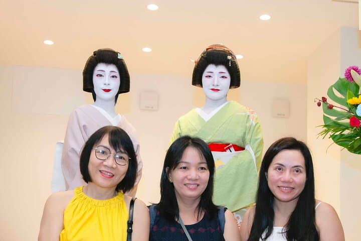 Osaka 6hr Private Guided Tour with Geisha Performance — photo 7