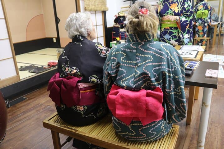 Learning Zen of Japanese Calligraphy in kimono near Osaka Castle — photo 6