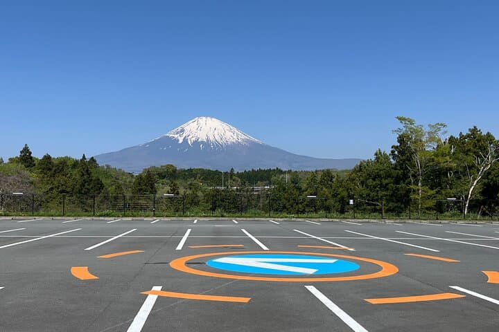 Gotemba Outlet : Mt.Fuji Helicopter Scenic Flight (15-min) — photo 2