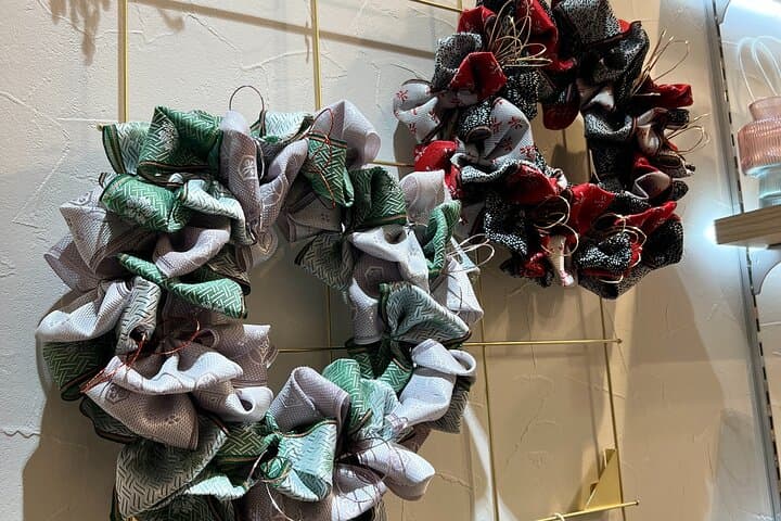 Handmade wreath experience using tatami mat edges in Tokyo — photo 5