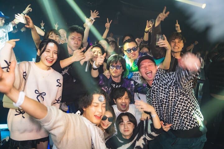 Shibuya Nightclub (2 bottles of champagne in the VIP Room) — photo 1
