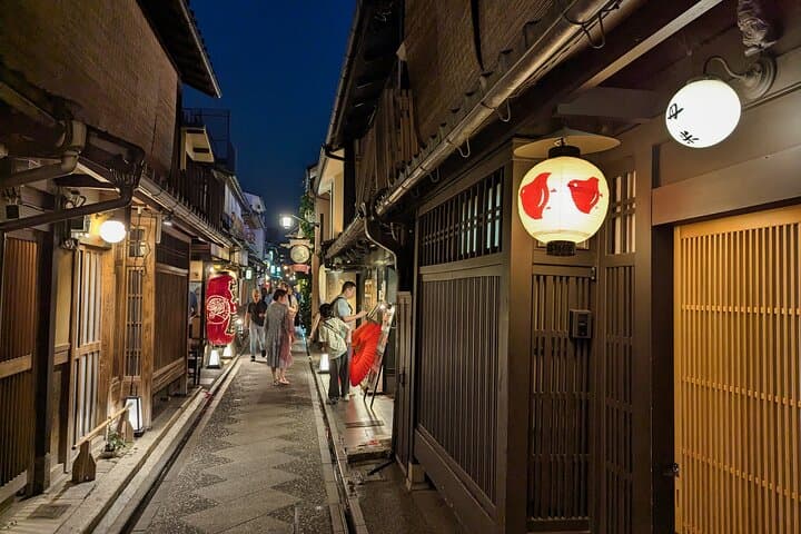 Kyoto Wagyu & Sake Tasting with Gion Night Walk EN/FR/DE Guide