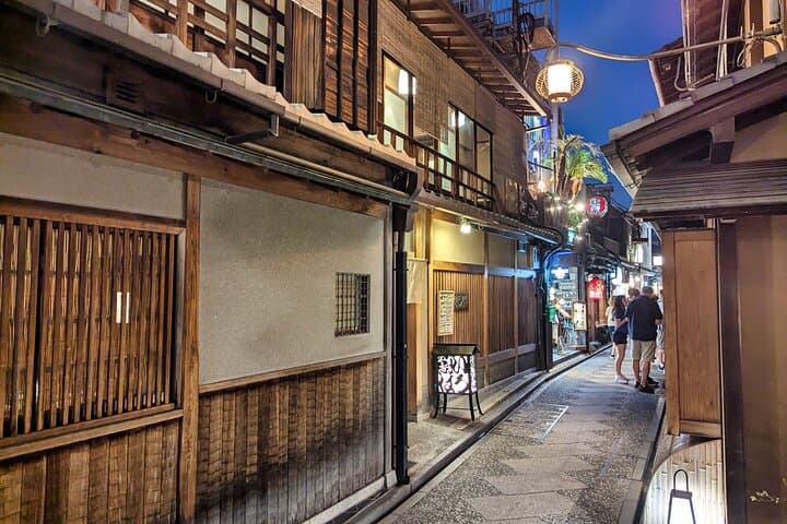 Kyoto Wagyu & Sake Tasting with Gion Night Walk EN/FR/DE Guide — photo 3