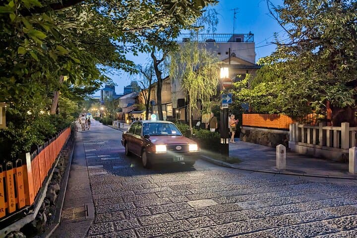 Kyoto Gion Evening Stroll & Foodie Tour - 8 + Tastings & Drinks — photo 3