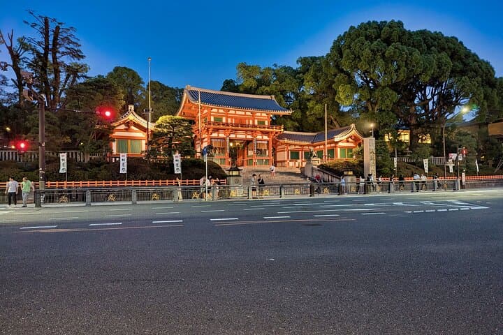 Kyoto Gion Evening Stroll & Foodie Tour - 8 + Tastings & Drinks — photo 5