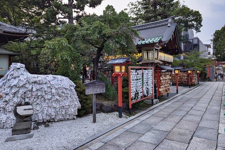 Kyoto Gion Night Walk & Foodie Tour: 10+ Tastings in Small Group — photo 13