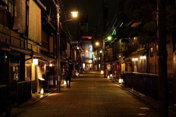 Kyoto: Gion Night Walking Tour with Geisha Insight — photo 2