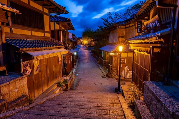Kyoto: Gion Night Walking Tour with Geisha Insight — photo 3