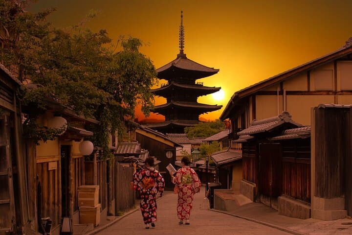 Kyoto: Gion Night Walking Tour with Geisha Insight — photo 1