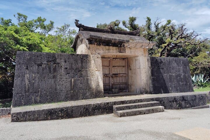 Naha: 1.5h Shurijo Castle Tour into the Heart of Ryukyu — photo 9