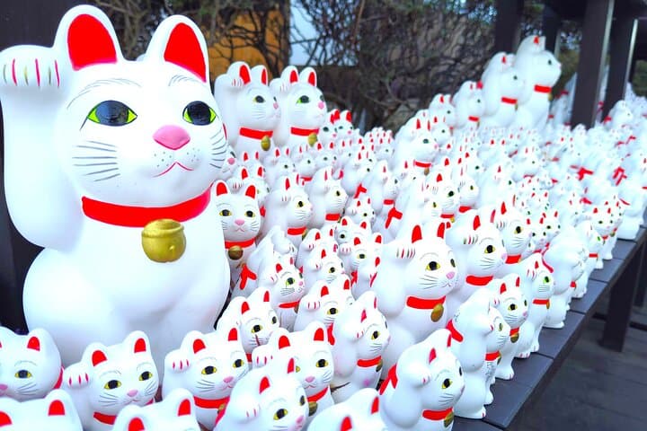 Gotokuji Temple Walking Tour with Numerous Cat Statues — photo 2