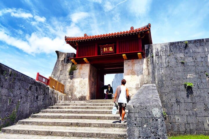 Naha: 1.5h Shurijo Castle Tour into the Heart of Ryukyu — photo 6