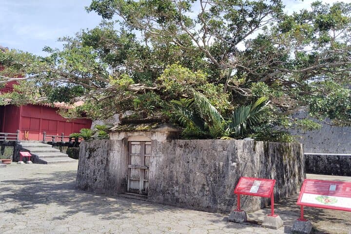 Naha: 1.5h Shurijo Castle Tour into the Heart of Ryukyu — photo 14