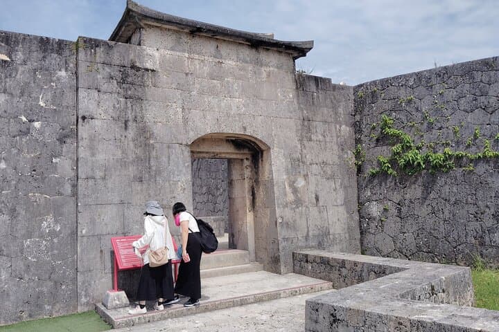 Naha: 1.5h Shurijo Castle Tour into the Heart of Ryukyu — photo 18