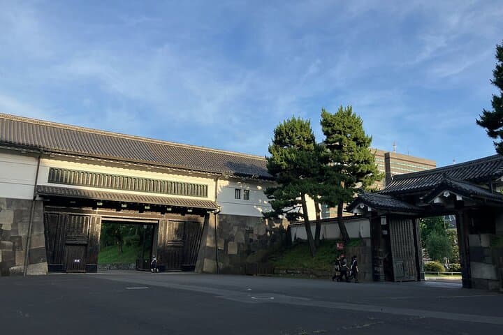 Imperial Palace or Edo Castle Time Trip Learning Walking Tour — photo 9