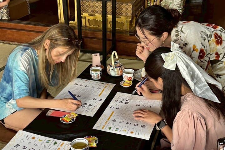 Traditional Japanese Temple Calligraphy Experience — photo 2