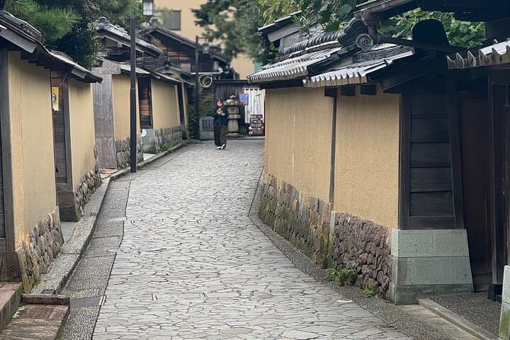 Kanazawa Samurai and Geisha Districts Private Walking Tour — photo 2