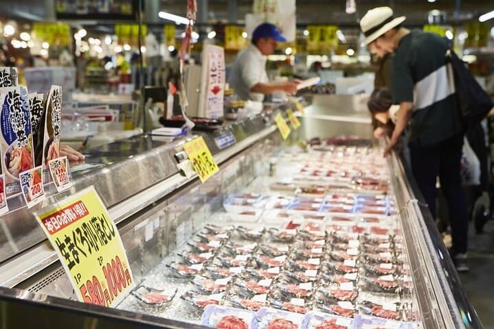 Osaka Wakayama Cat Train, Seafood market, Hot Springs Tour — photo 9