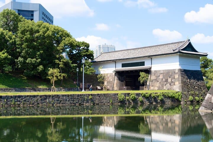 Imperial Palace or Edo Castle Time Trip Learning Walking Tour — photo 12