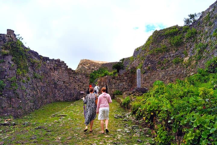 Okinawa: Nakagusuku Castle Views and Legends Tour 1.5h — photo 3