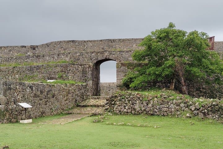 Okinawa: Nakagusuku Castle Views and Legends Tour 1.5h — photo 7