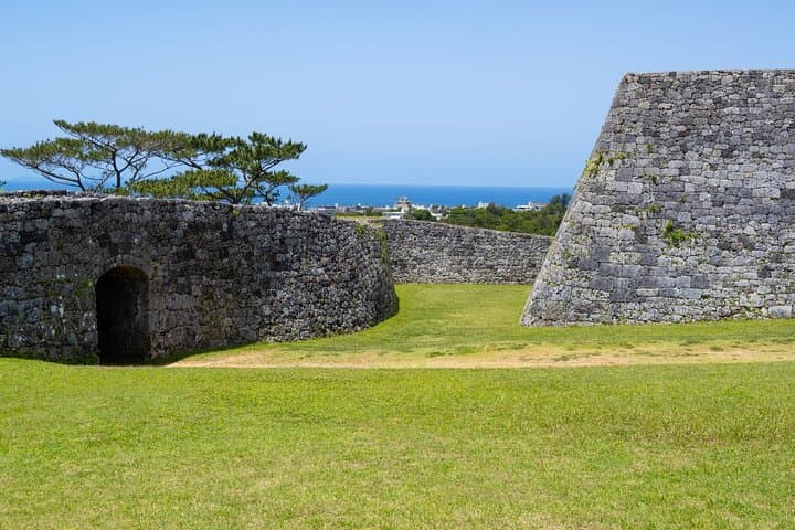 Okinawa: Zakimi Castle and Yuntanza Museum Heritage Tour — photo 15