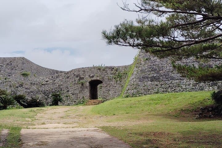 Okinawa: Zakimi Castle and Yuntanza Museum Heritage Tour — photo 6