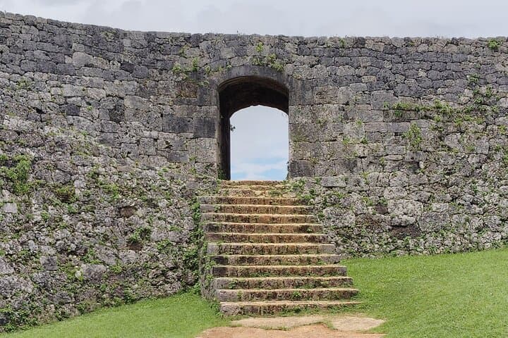 Okinawa: Zakimi Castle and Yuntanza Museum Heritage Tour — photo 10