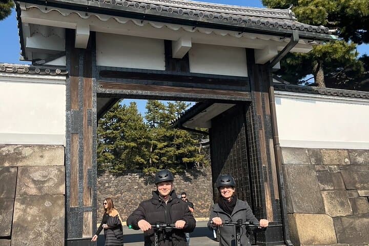 Tokyo: E-scooter Ride around the Imperial Palace — photo 4