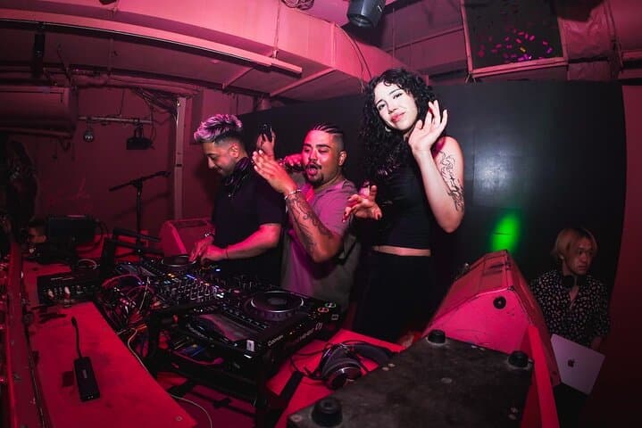 Osaka’s Iconic All-Pink NightClub: VIP Booth, Champagne & Show — photo 7