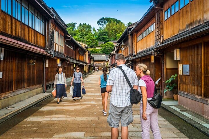 Kanazawa Private Family Tour with a Local – Flexible Meet-Up