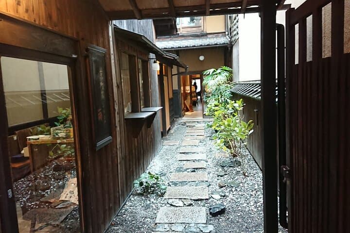Kyoto Kyo-Yuzen Craft Workshop Day Tour and Sake Brewery Visit — photo 4