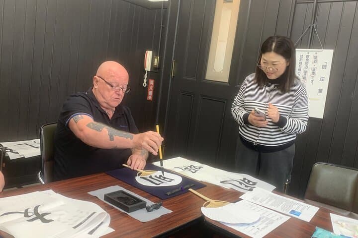 Japanese Calligraphy Class in Yokohama with Tea and Sweets — photo 4