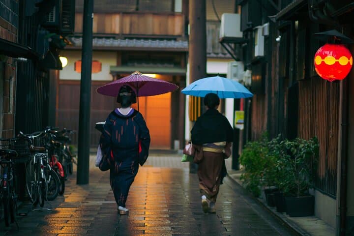 A Stroll Through Old Kyoto Geisha at Dusk — photo 3