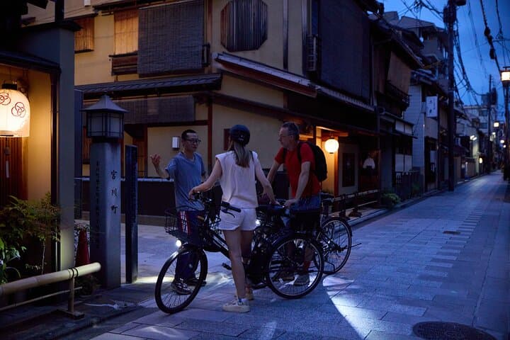 Experience Kyoto Gion at Night E-Bike Tour — photo 4