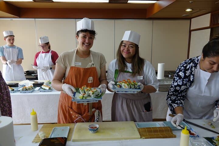 Sushi Cooking Class and Ingredient Shopping Tour — photo 5