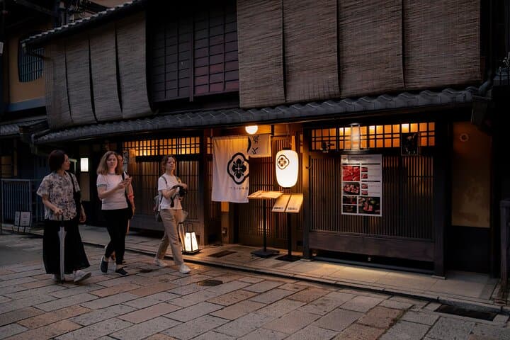 Kyoto Geisha District Walking Tour in Gion — photo 15