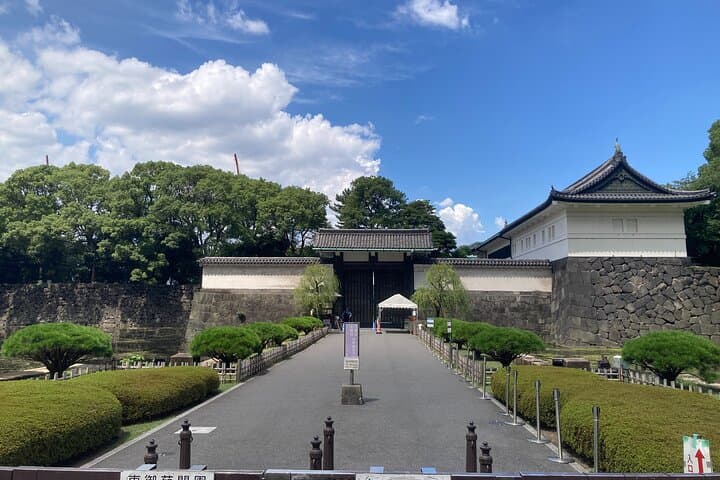 Imperial Palace Historical Walking Tour with an expert guide — photo 3