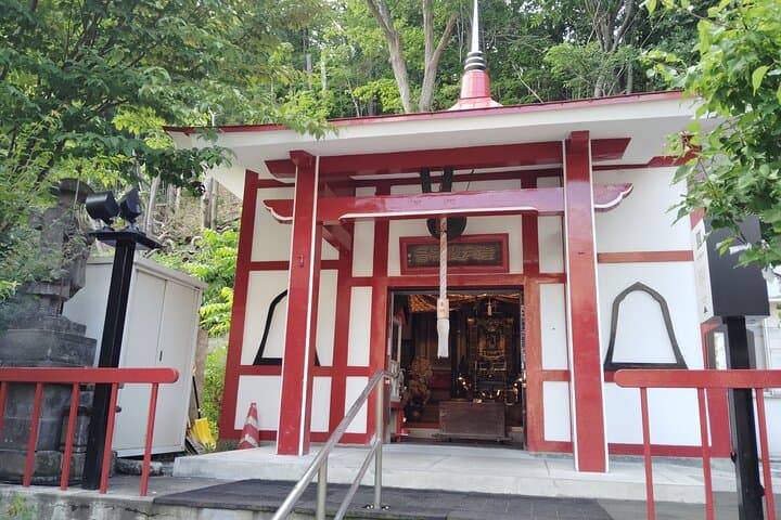 Sapporo: Jozankei Onsen Walk with Temple & Cave Visit — photo 14