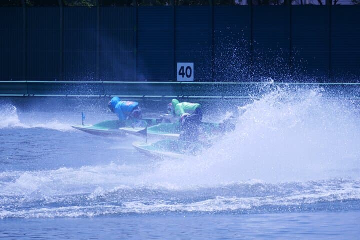 Special Offer: Near Osaka Retro Bar and Boat Race Experience — photo 4