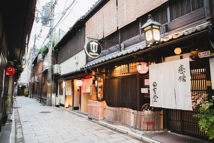 Kyoto Geisha District Walking Tour in Gion — photo 20
