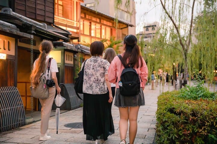 Kyoto Geisha District Walking Tour in Gion — photo 8