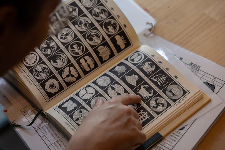 Nagoya Kuro Montsuki Traditional Family Crest Dyeing Workshop — photo 5