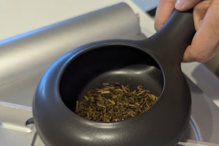 Matcha making using a stone mill and pairing experience with tea sweets (with a souvenir of pesticide-free matcha from Okayama Prefecture) — photo 3