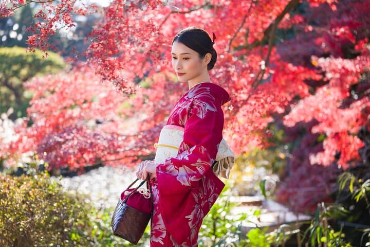 Premium Silk Kimono Rental inside Shinjuku Gyoen National Garden — photo 6