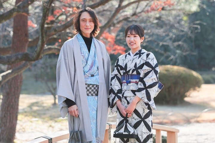 Premium Silk Kimono Rental inside Shinjuku Gyoen National Garden — photo 4