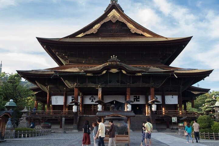 Nagano Highlights Snow Monkeys Nozawa Onsen and Zenkoji Temple — photo 2