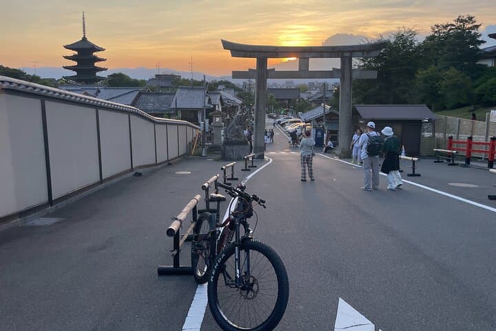 Kyoto Higashiyama Gion Sunset Cycling Tour — photo 3