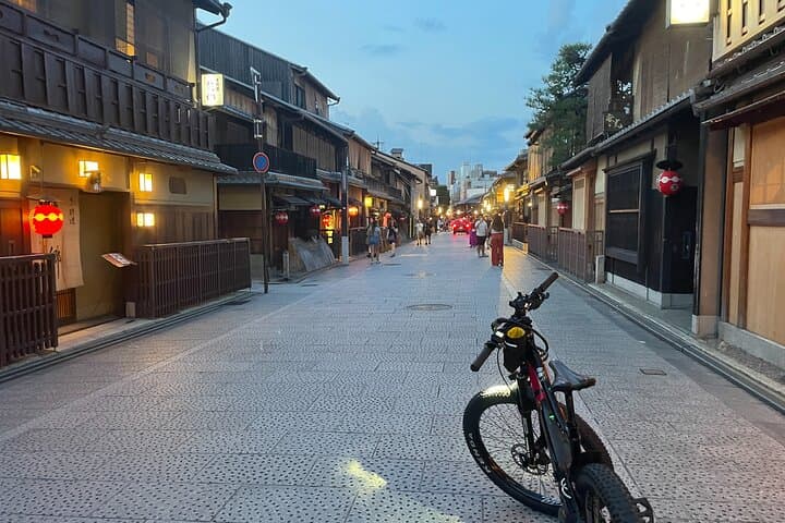 Kyoto Higashiyama Gion Sunset Cycling Tour — photo 15