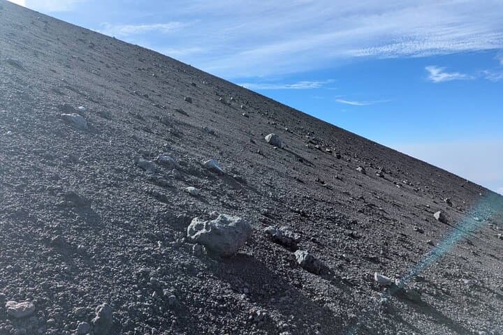 Mt Fuji Day Tour, Hiking Shiraito Falls and Hoei Crater — photo 10